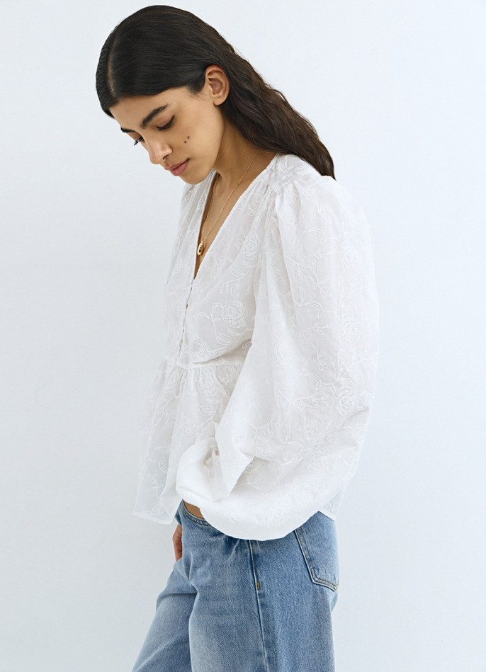 Блузка с воланами и вышивкой
