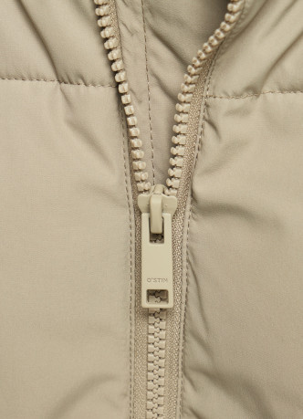 Стёганый утеплённый жилет с воротником-стойкой