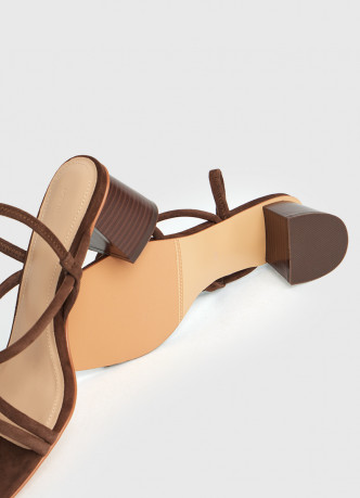 Босоножки на каблуке