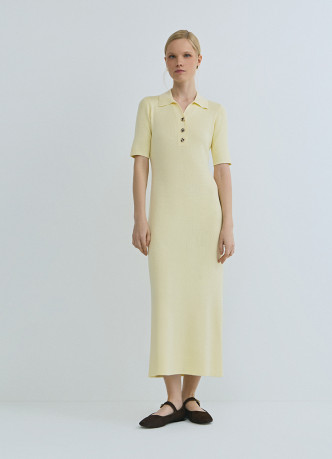 Платье в рубчик с воротником поло