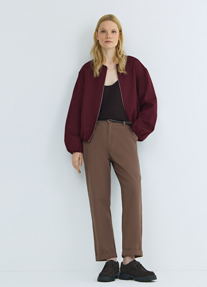 Чиносы с тонким ремнём