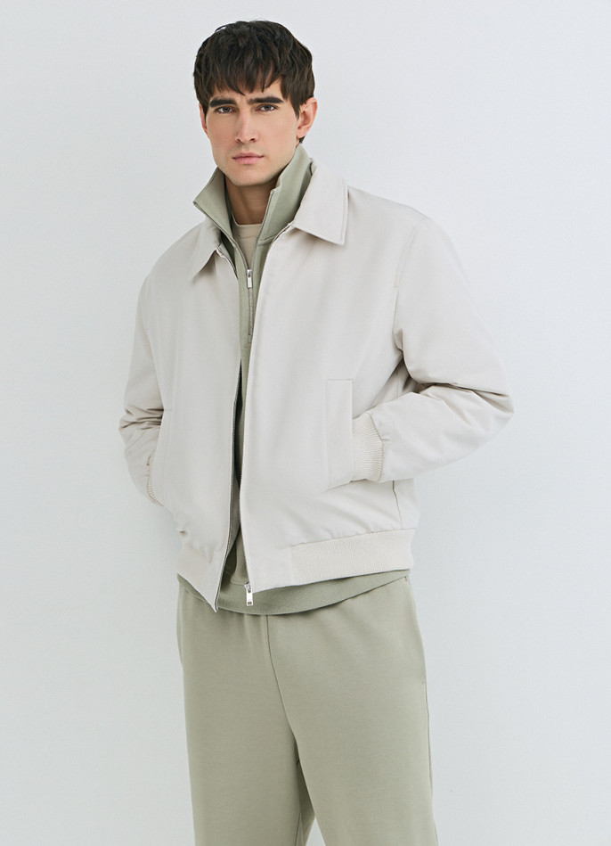 Утеплённый бомбер с отложным воротником