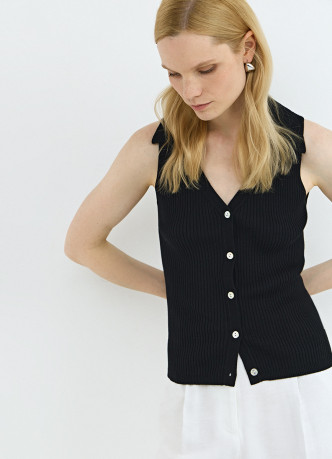 Трикотажный жилет в рубчик с воротником