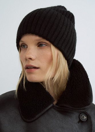 Вязаная шапка с отворотом