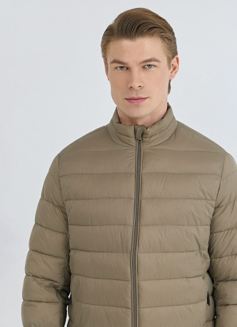 Утеплённая лёгкая куртка с воротником-стойкой