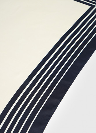 Платок с контрастным контуром