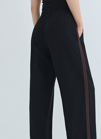 Прямые брюки с лампасами