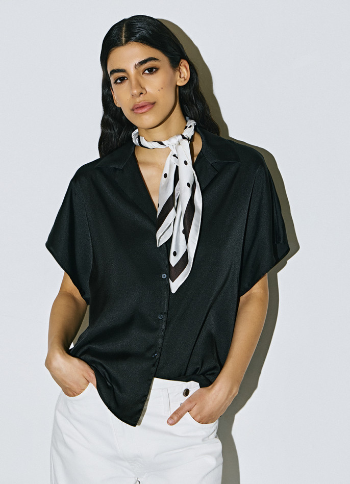Сатиновая блузка с коротким рукавом
