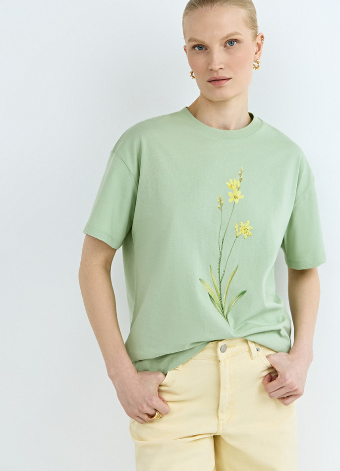 Футболка с цветочным принтом