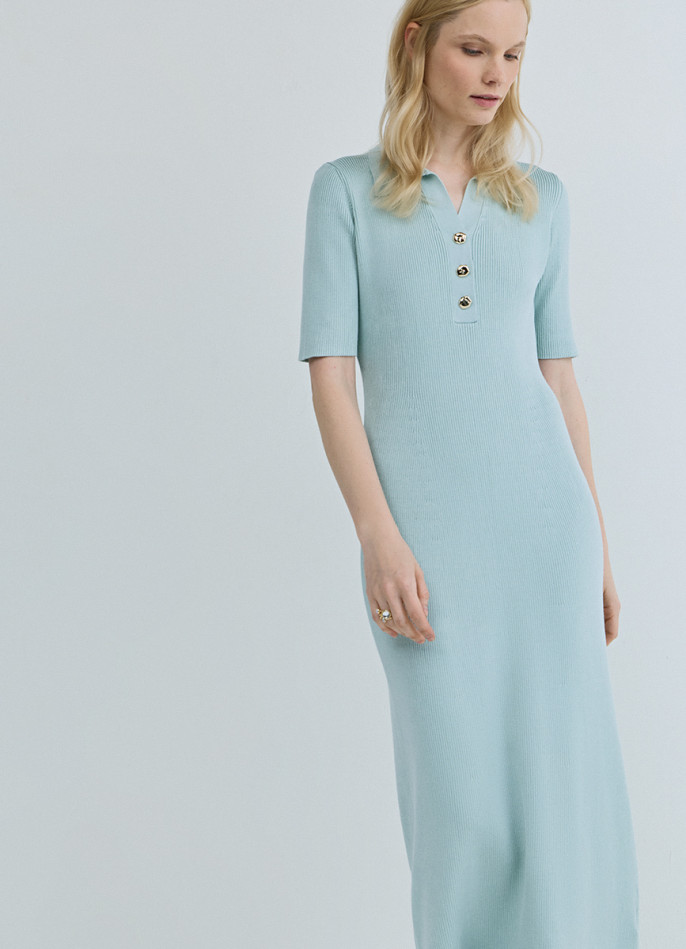 Платье в рубчик с воротником поло