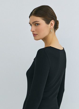 Лонгслив с асимметричным вырезом