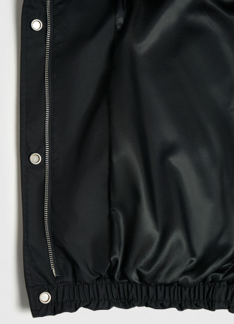 Короткая куртка с воротником-стойкой