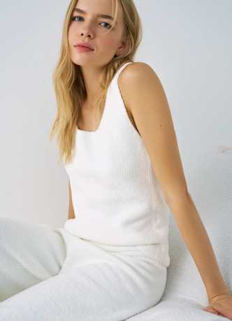 Вязаная майка из мягкой пряжи