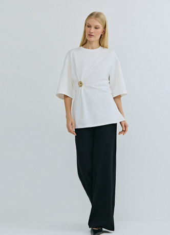 Футболка с брошью