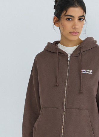 Толстовка на молнии с вышивкой