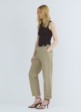 Чиносы с ремнём