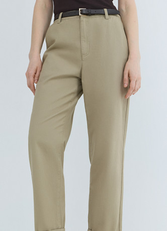 Чиносы с ремнём