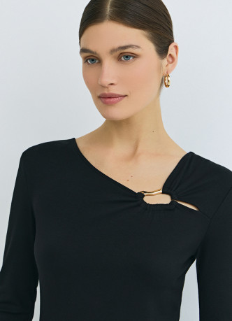 Лонгслив с асимметричным вырезом