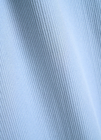 Вязаное платье в рубчик с воротником-стойкой