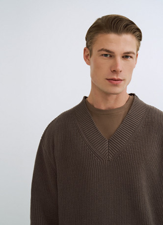 Текстурный джемпер с V-вырезом