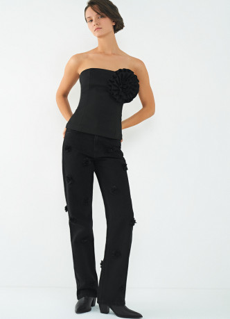 Джинсы с декором в виде цветов