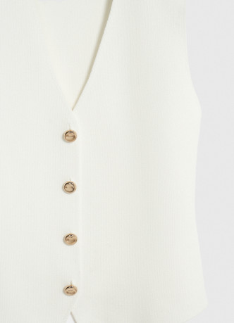 Вязаный жилет на пуговицах