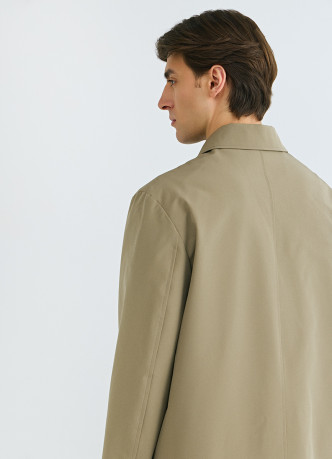 Плащ на пуговицах