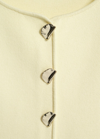 Жилет с акцентными пуговицами