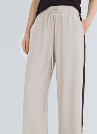 Прямые брюки с лампасами