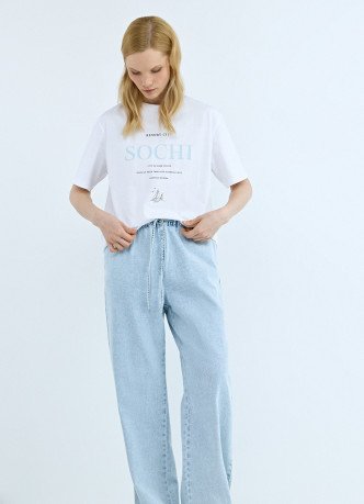 Тонкие джинсы на резинке со средней посадкой