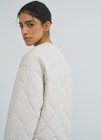 Легкая стеганая утепленная куртка