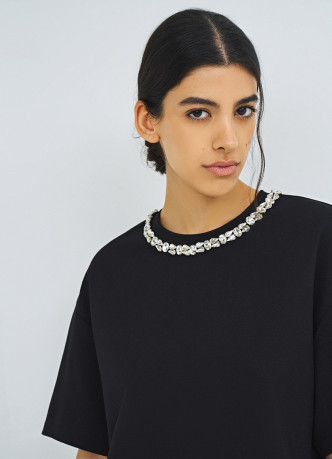 Футболка с декором у выреза