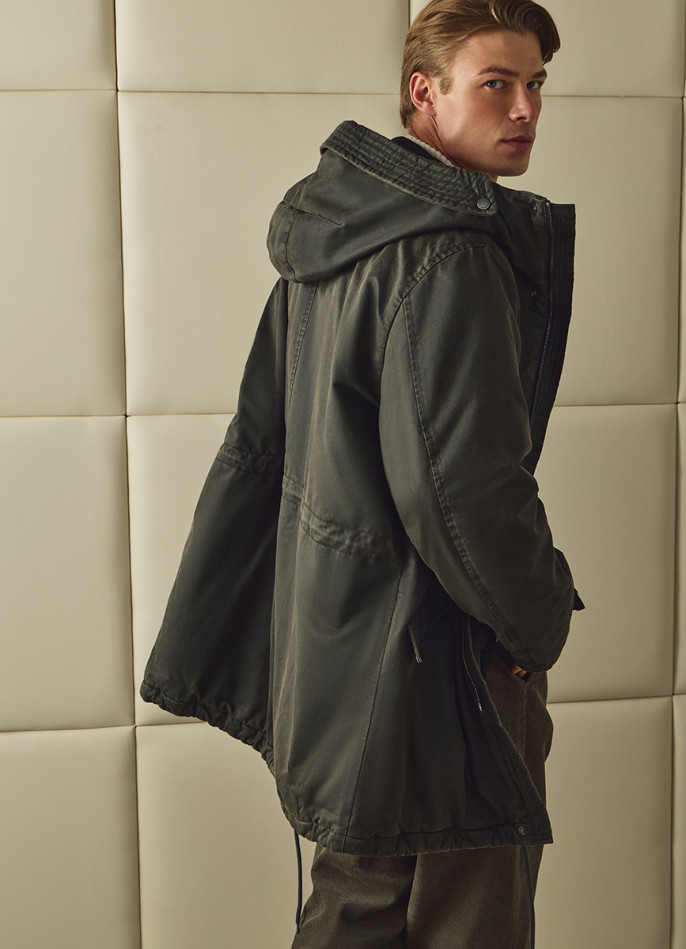 Удлинённая утеплённая парка с капюшоном