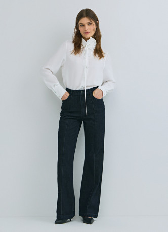 Блузка с декоративным цветком