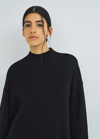 Объёмный джемпер с воротником-стойкой