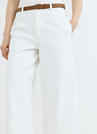 Укороченные широкие джинсы с ремнём