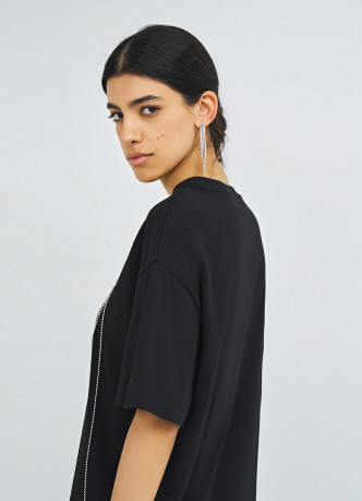 Футболка с декором из навесных цепочек