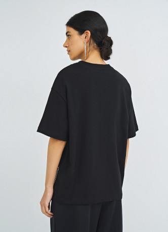 Футболка с декором из навесных цепочек