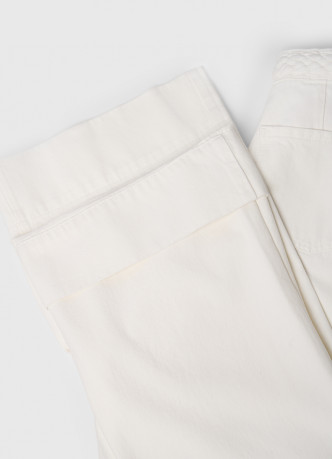 Широкие джинсы из плотного денима с плетеным поясом