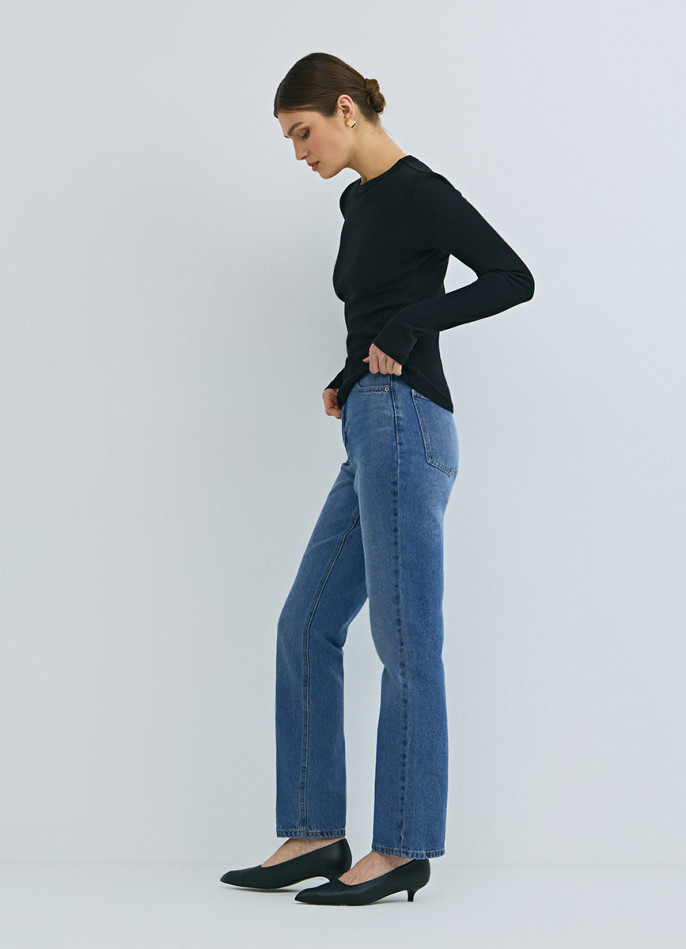 Прямые джинсы с высокой посадкой