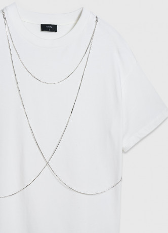 Футболка с декором из навесных цепочек