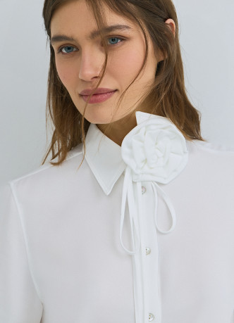 Блузка с декоративным цветком