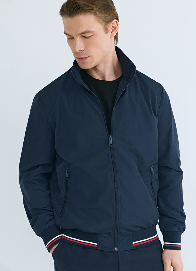 Бомбер с контрастными деталями