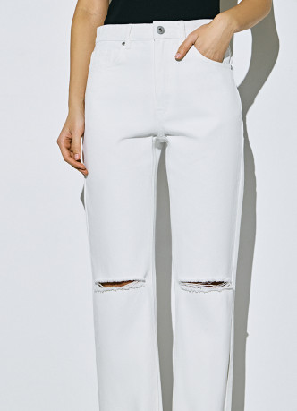 Прямые джинсы с разрезами на коленях