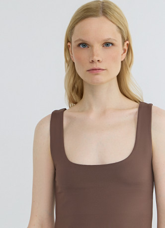 Топ с широкими бретелями