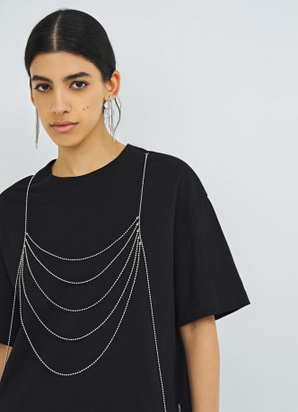 Футболка с декором из навесных цепочек