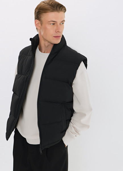 Стёганый утеплённый жилет с капюшоном Черный 4999₽