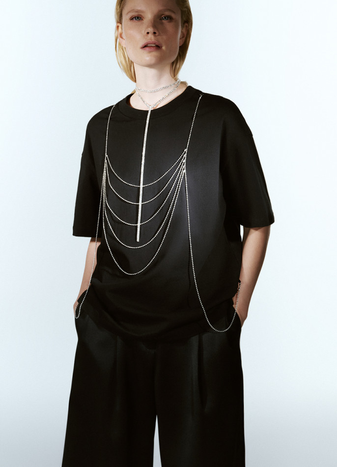 Футболка с декором из навесных цепочек