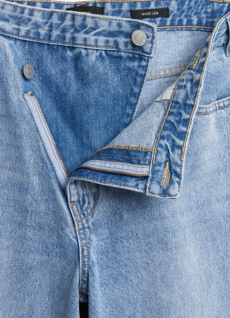 Широкие джинсы с асимметричной застёжкой