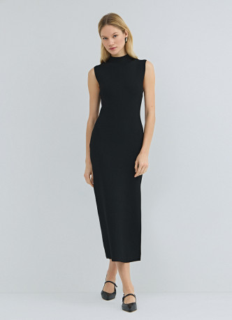 Вязаное платье в рубчик с горловиной-стойкой